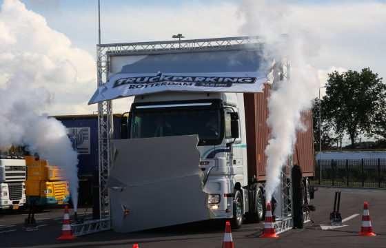 Truckparking Waalhaven officieel open