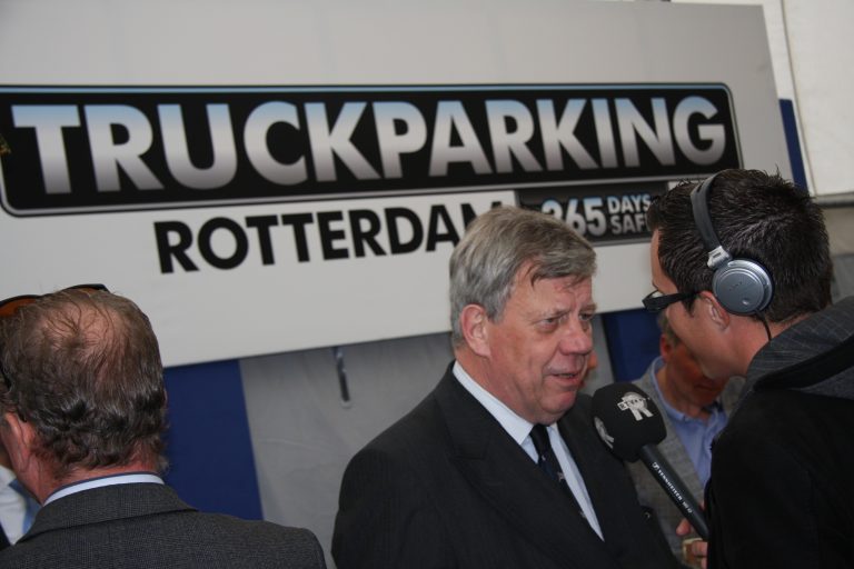 Truckparking Waalhaven officieel open