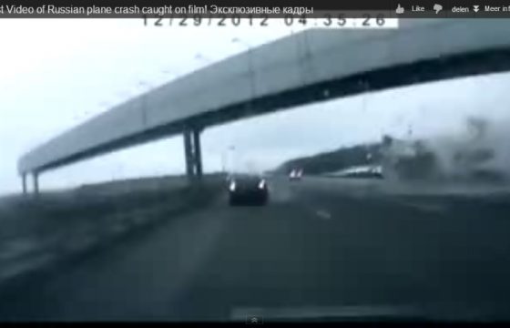 Automobilist filmt vliegtuigcrash