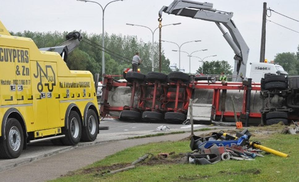 Auto snijdt truck: ravage in België
