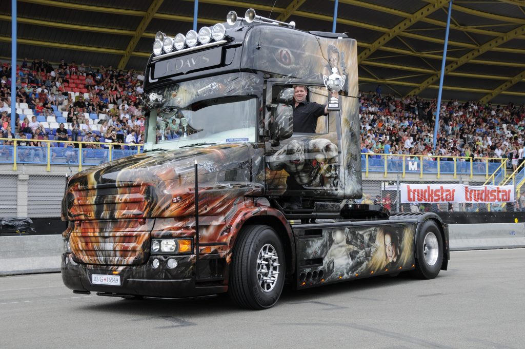 Ontlading bij Special Paint en Showtrucks