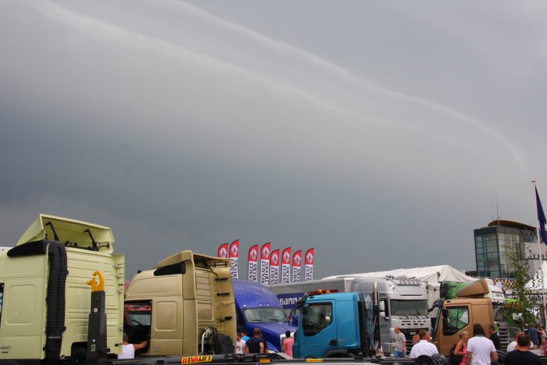 Regenfront trekt over Truckstar Festival
