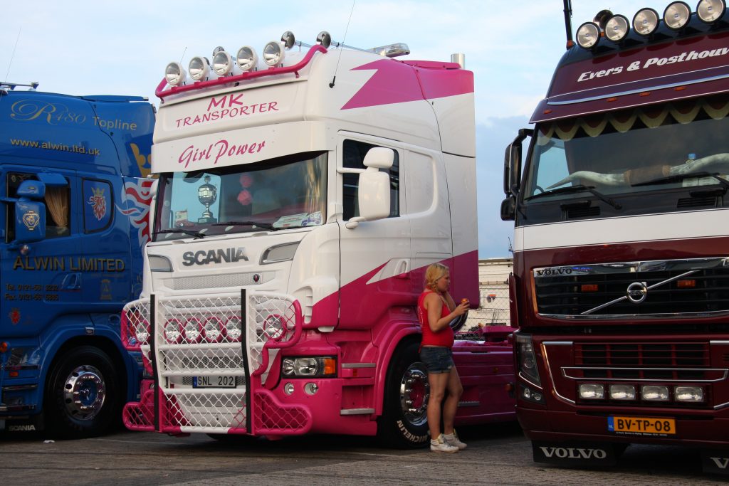 Ontlading bij Special Paint en Showtrucks