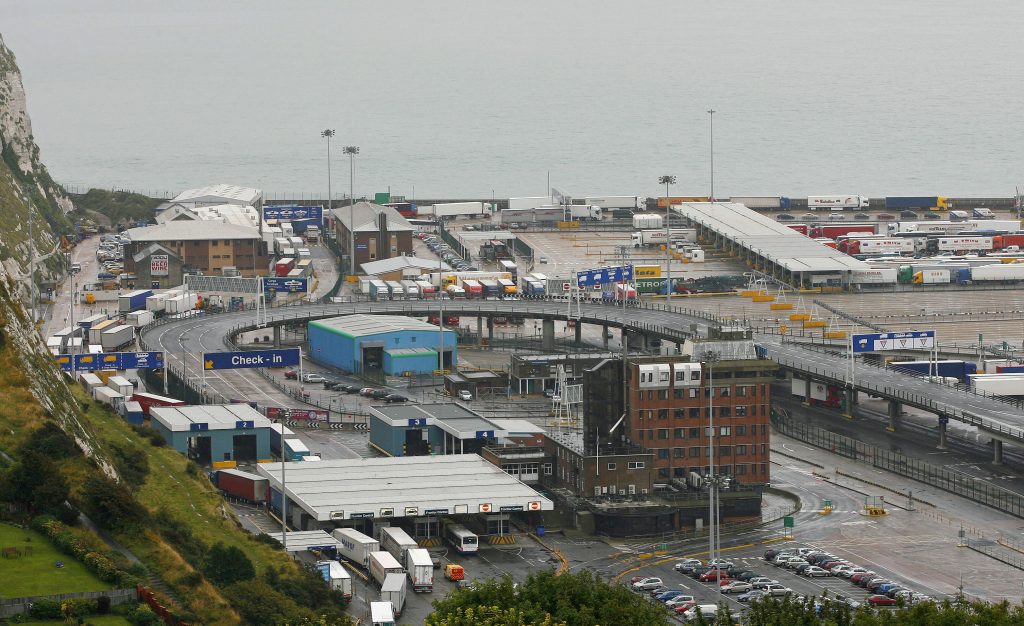 Illegalen gered uit bulktrailer Dover