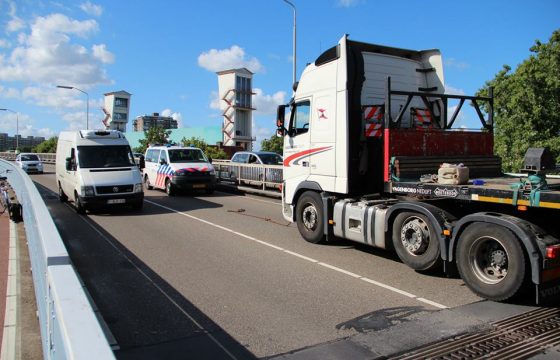 Opstopping Algerabrug door vrachtwagenpech