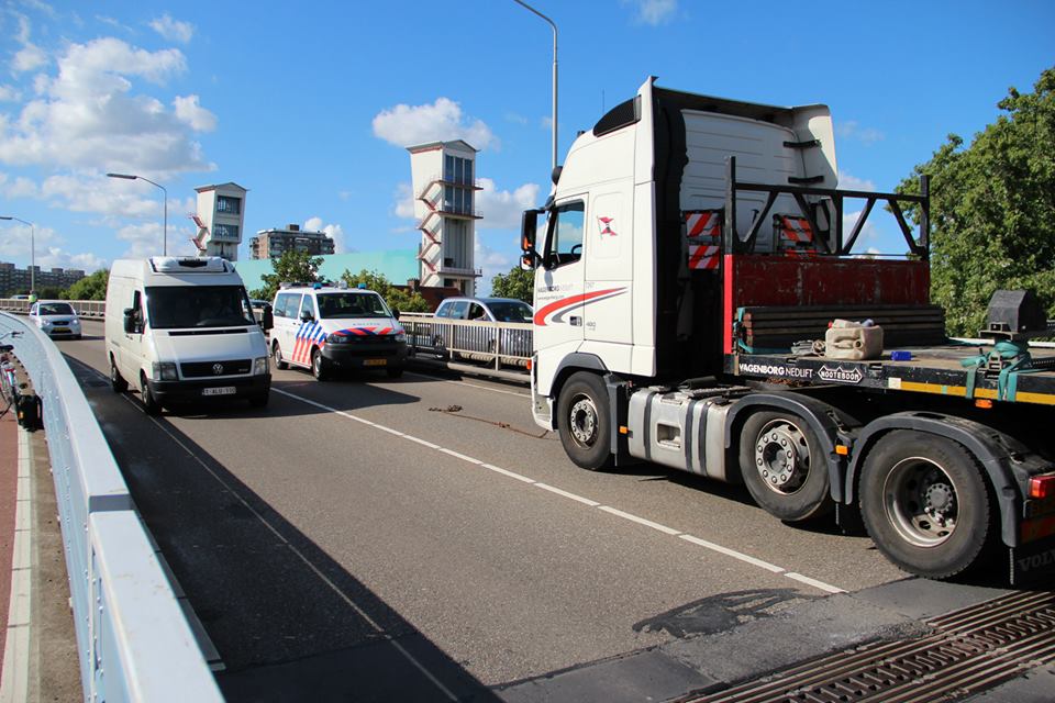 Opstopping Algerabrug door vrachtwagenpech