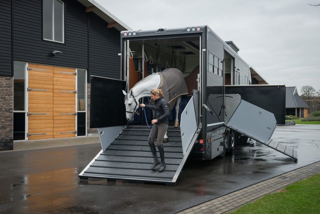 Volvo FH horse truck Roelofsen