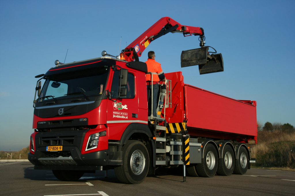 Работа водитель манипулятора москва и область. Вольво 8x4 Tridem манипулятор. Volvo 10x4 манипулятор. Volvo FMX 8x4 КМУ. Манипулятор Volvo FMX 6x6.