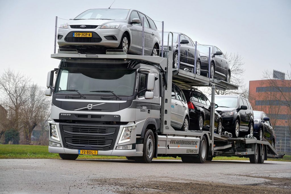 Volvo FM autotransporter voor Van der Woude Auto's