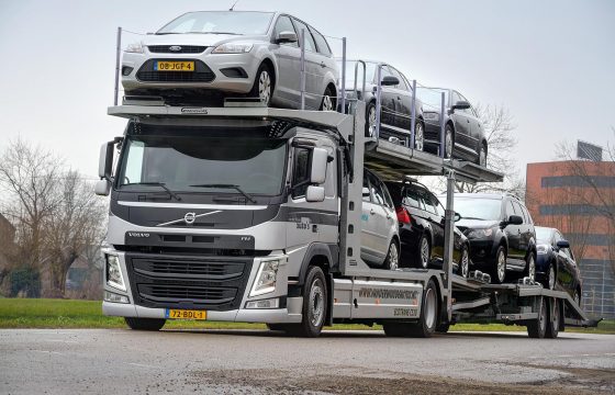 Volvo FM autotransporter voor Van der Woude Auto's