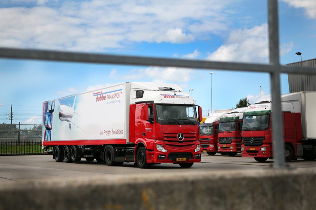 Atego’s, Antos en Actros trucks voor Dobbe