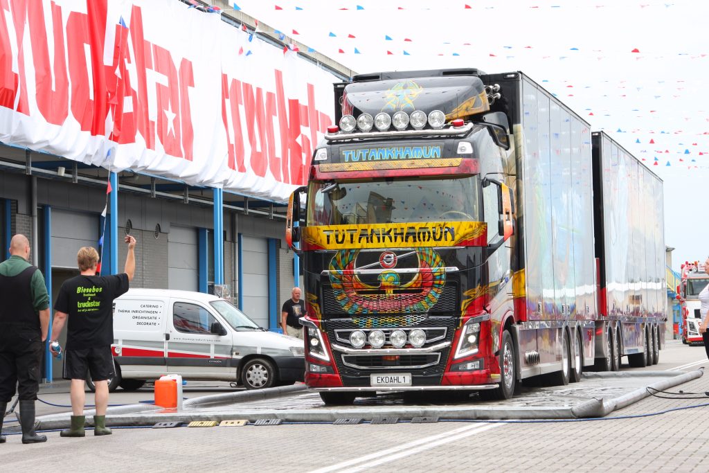 Truckstar Festival 2014 binnenrijden