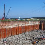 Heipalen schieten de grond in bij aquaduct Muiden