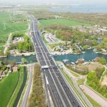 Heipalen schieten de grond in bij aquaduct Muiden