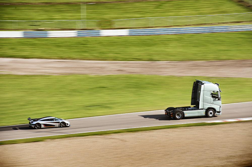 Volvo FH Dual Clutch vs Koenigsegg