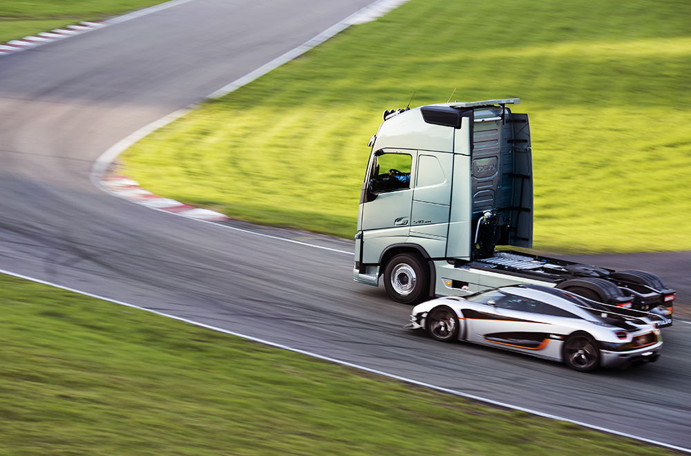 Volvo FH Dual Clutch vs Koenigsegg