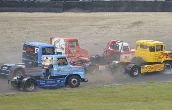 Racetrucks tijdens Paasraces