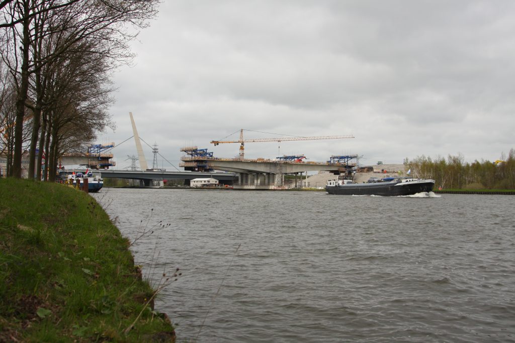 Nieuwe brug A9 Amsterdam-Rijnkanaal