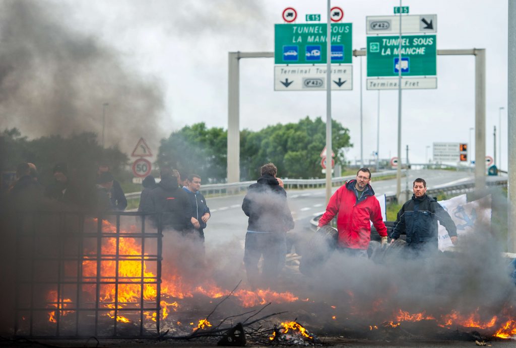 Chaos Calais door staking