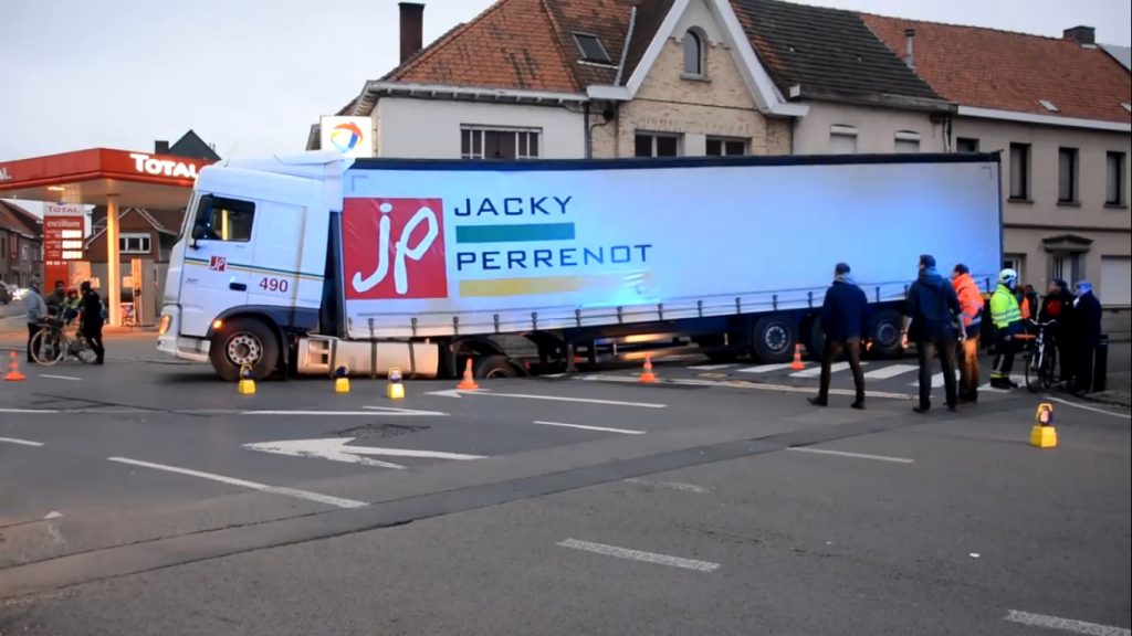 Truck zakt door Belgisch wegdek