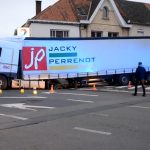 Truck zakt door Belgisch wegdek