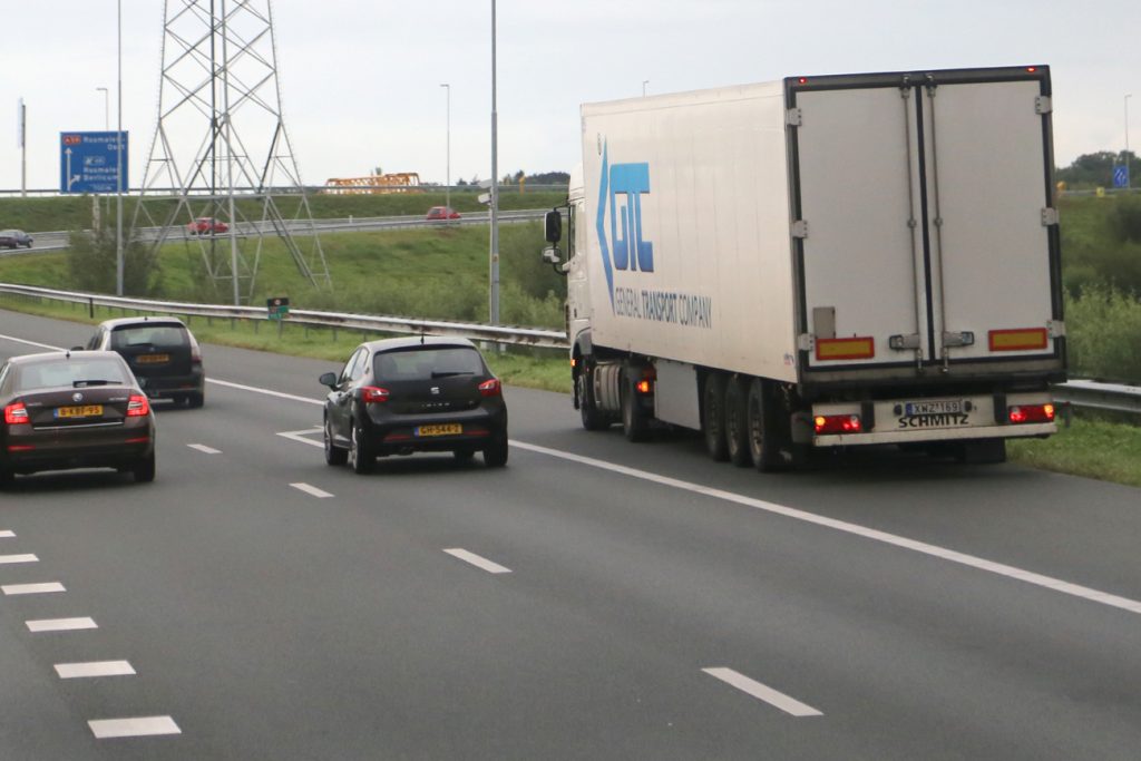 Oostblokker pauzeert op vluchtstrook A2