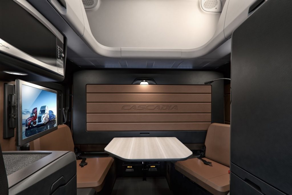 Luxe Cascadia 72 slaapcabine met hoog dak en Driver’s Loft en extra bergruimte bovenin.