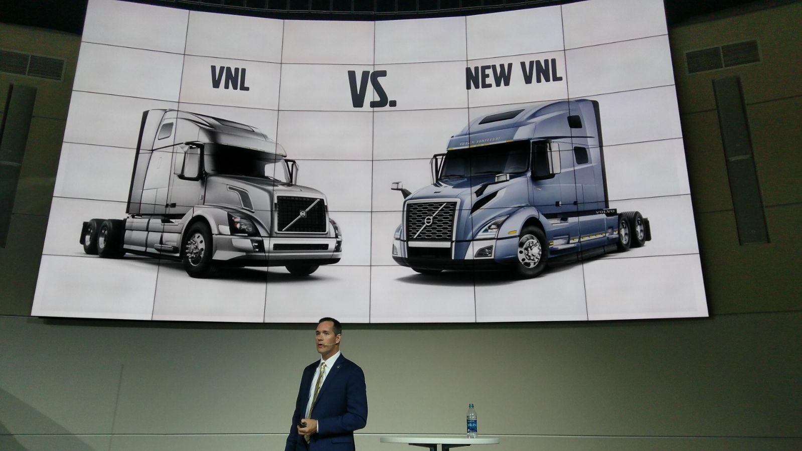 Video: Volvo Trucks USA Lanceert Nieuwe VNL