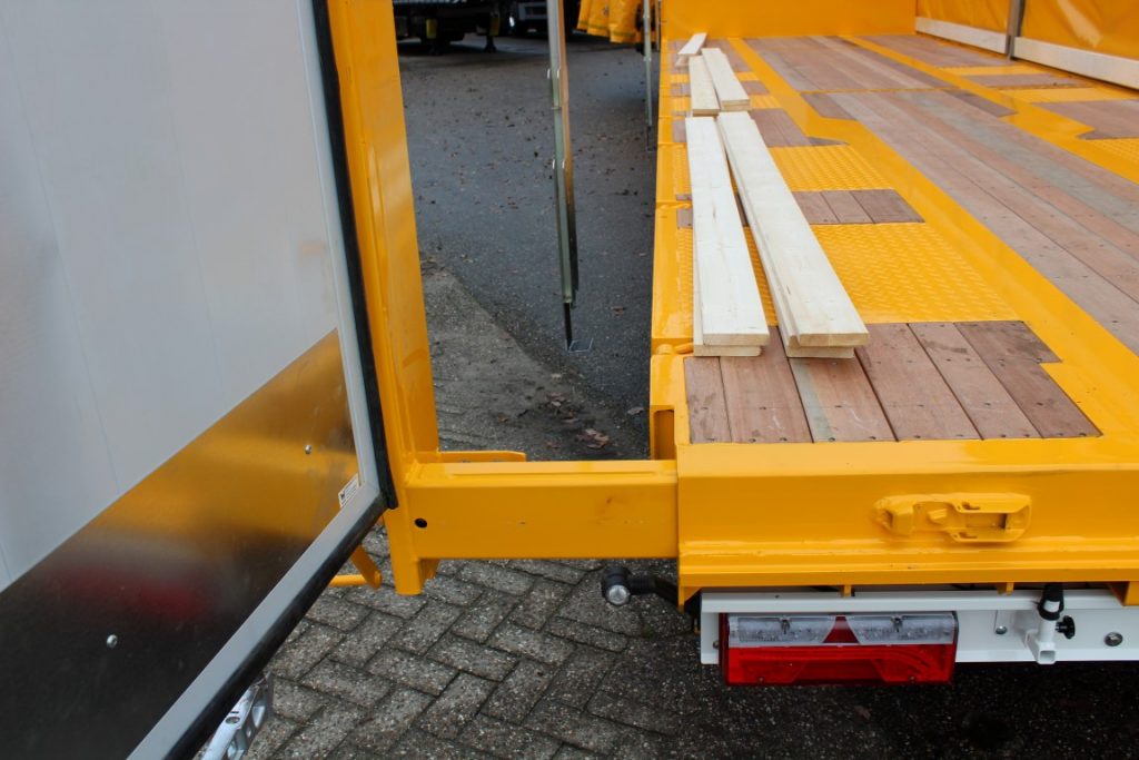 M.J. van Riel verhuist zware machines met speciale Floor semi-dieplader