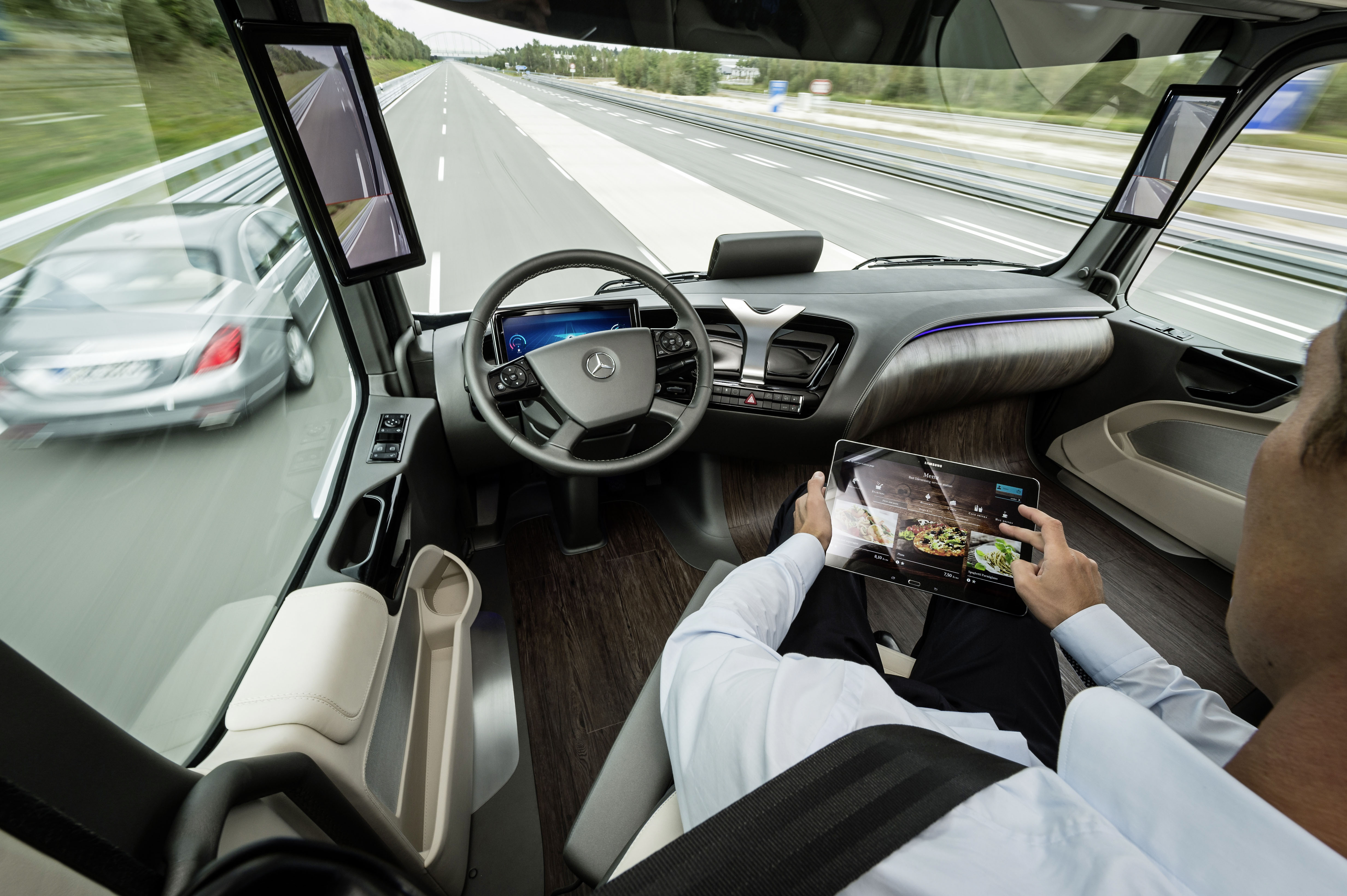 Без водителя. Mercedes-Benz Future Truck 2025. Mercedes Benz 2025. Mercedes-Benz Future Truck 2025 салон. Mercedes Future Truck 2025 с автопилотом грузовой.