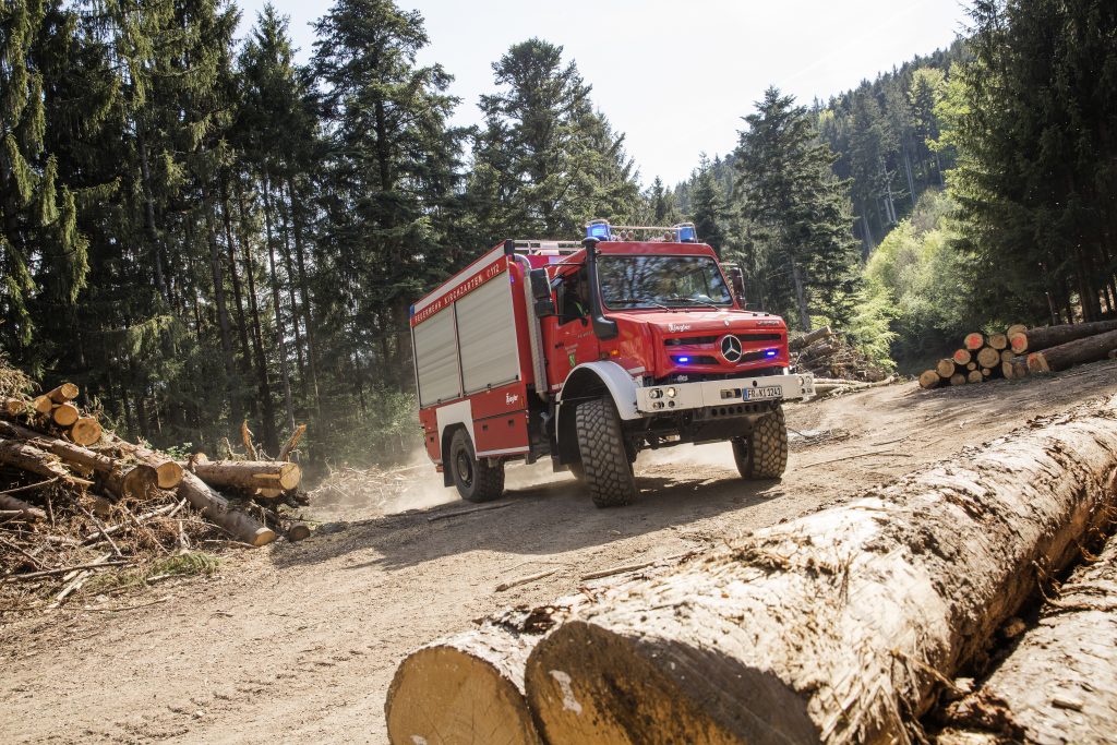 Extreme Waldbrandgefahr – Feuerwehr Kirchzarten bekämpft Brände mit hochgeländegängigem Unimog U 5023