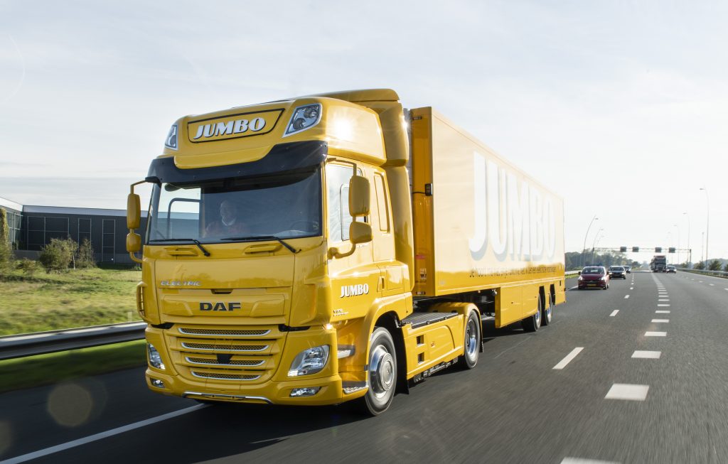 Jumbo-takes-delivery-of-first-DAF-CF-Electric-01