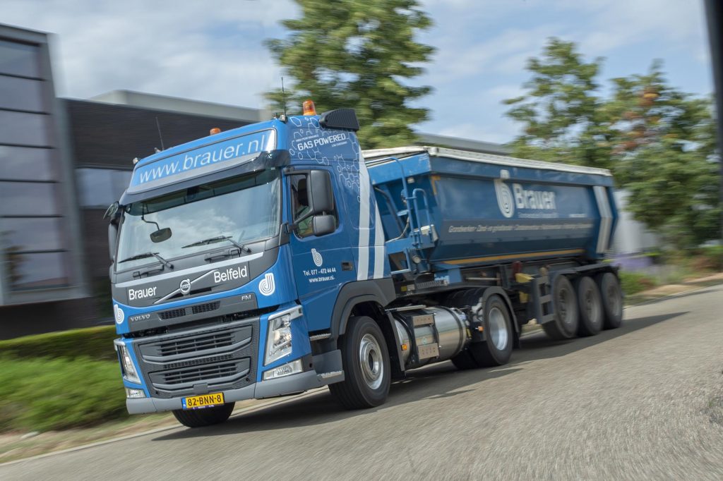 afleveren 3x LNG-Volvo voor Brauer door Nebim in Venlo.