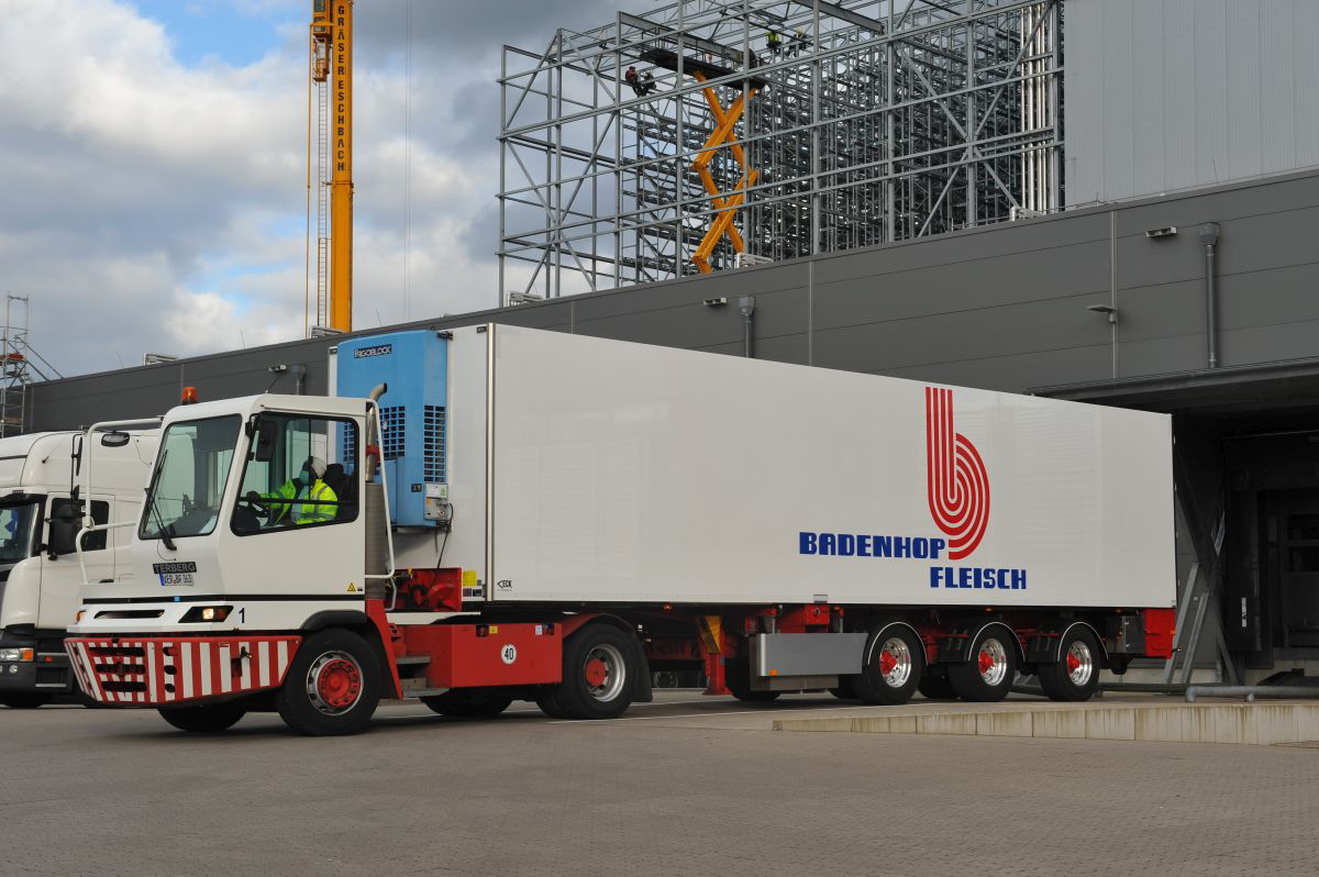 Transportieren Sie über 860.000 Tonnen Fleisch mit einem Kühlauflieger von Van Eck
