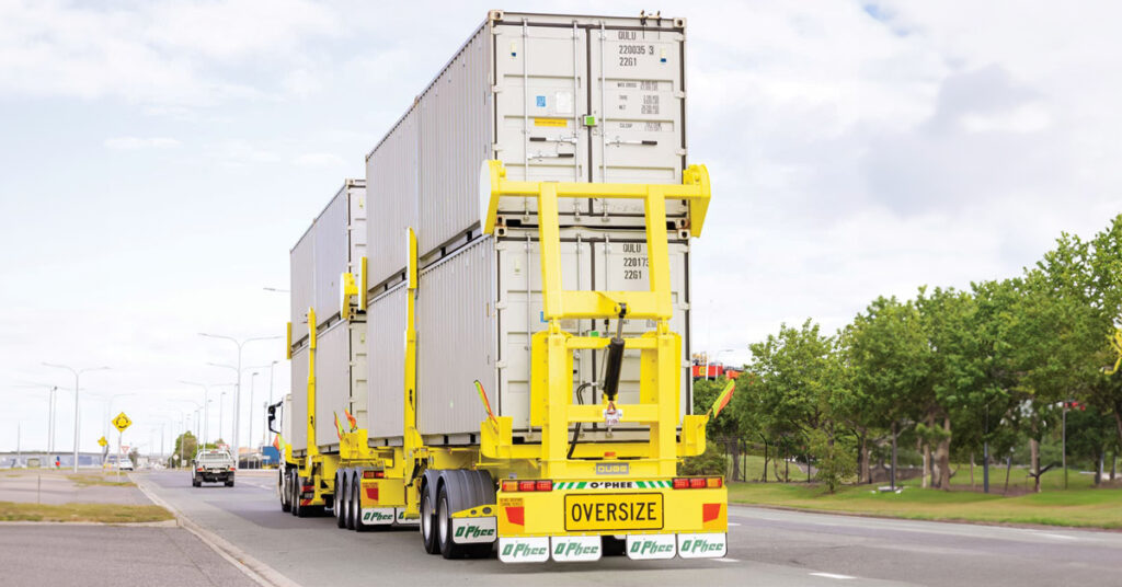 combinatie vervoert acht lege 20-voets containers