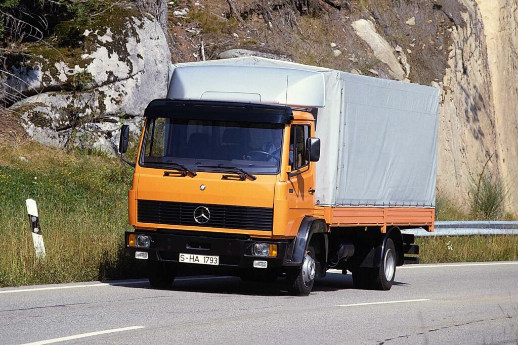Mercedes-Benz 817