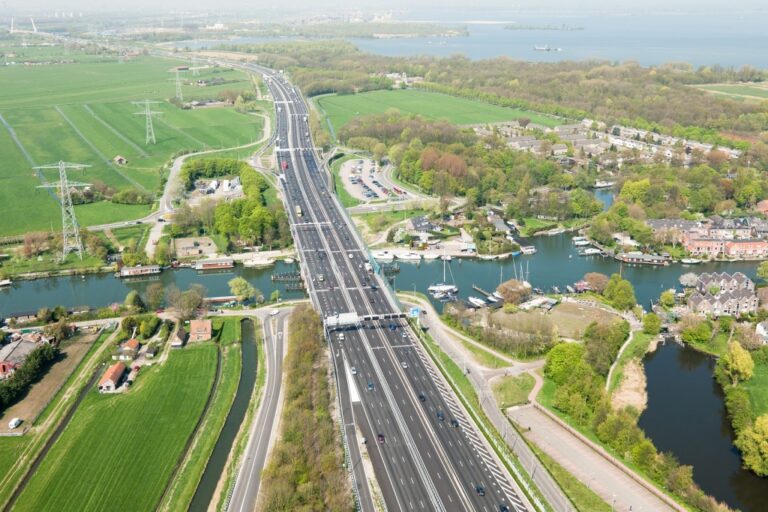 Heipalen schieten de grond in bij aquaduct Muiden