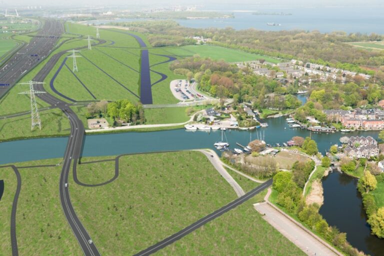 Heipalen schieten de grond in bij aquaduct Muiden