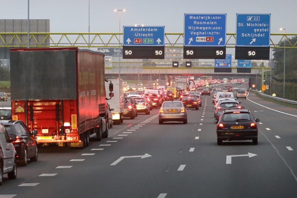 Files door wegwerkzaamheden, ongelukken en - straks - herfstweer dragen bij tot de werkdruk van chauffeurs.