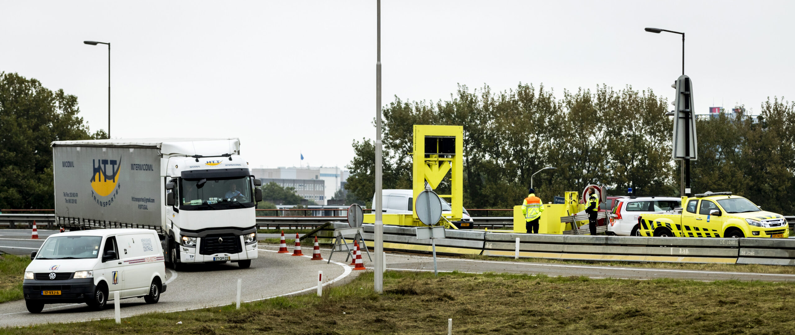 2016-10-22 12:18:48 GORINCHEM - Politie en Rijkswaterstaat handhaven het vrachtwagenverbod op de Merwedebrug bij de A27. Rijkswaterstaat pakt de zwakste plekken in de Merwedebrug bij Gorinchem met spoed aan, zodat zwaar verkeer zo snel mogelijk weer gebruik kan maken van de A27 daar. ANP REMKO DE WAAL