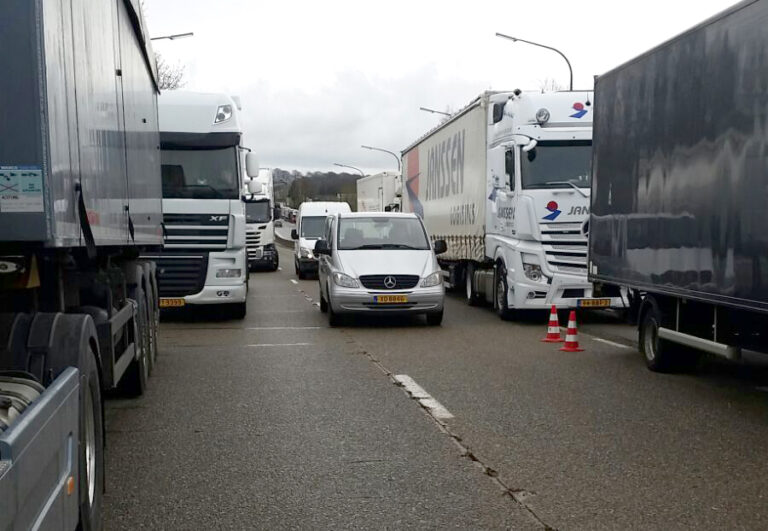 Foto's: NL chauffeurs muurvast in België