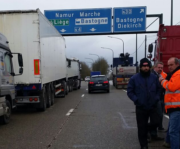 Foto's: NL chauffeurs muurvast in België