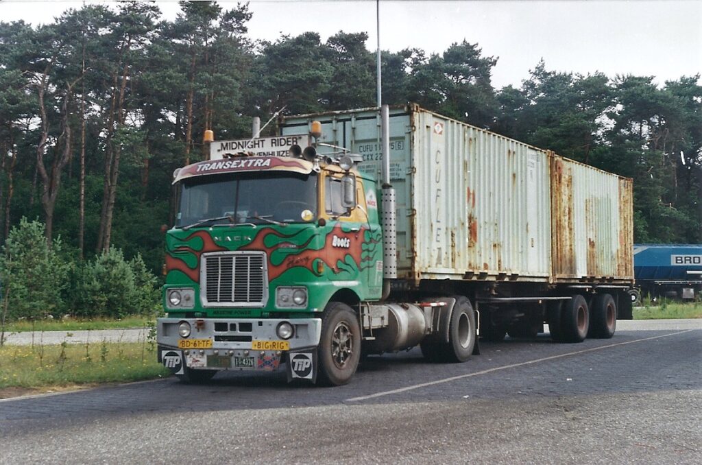 Mack F700 Boots Transport