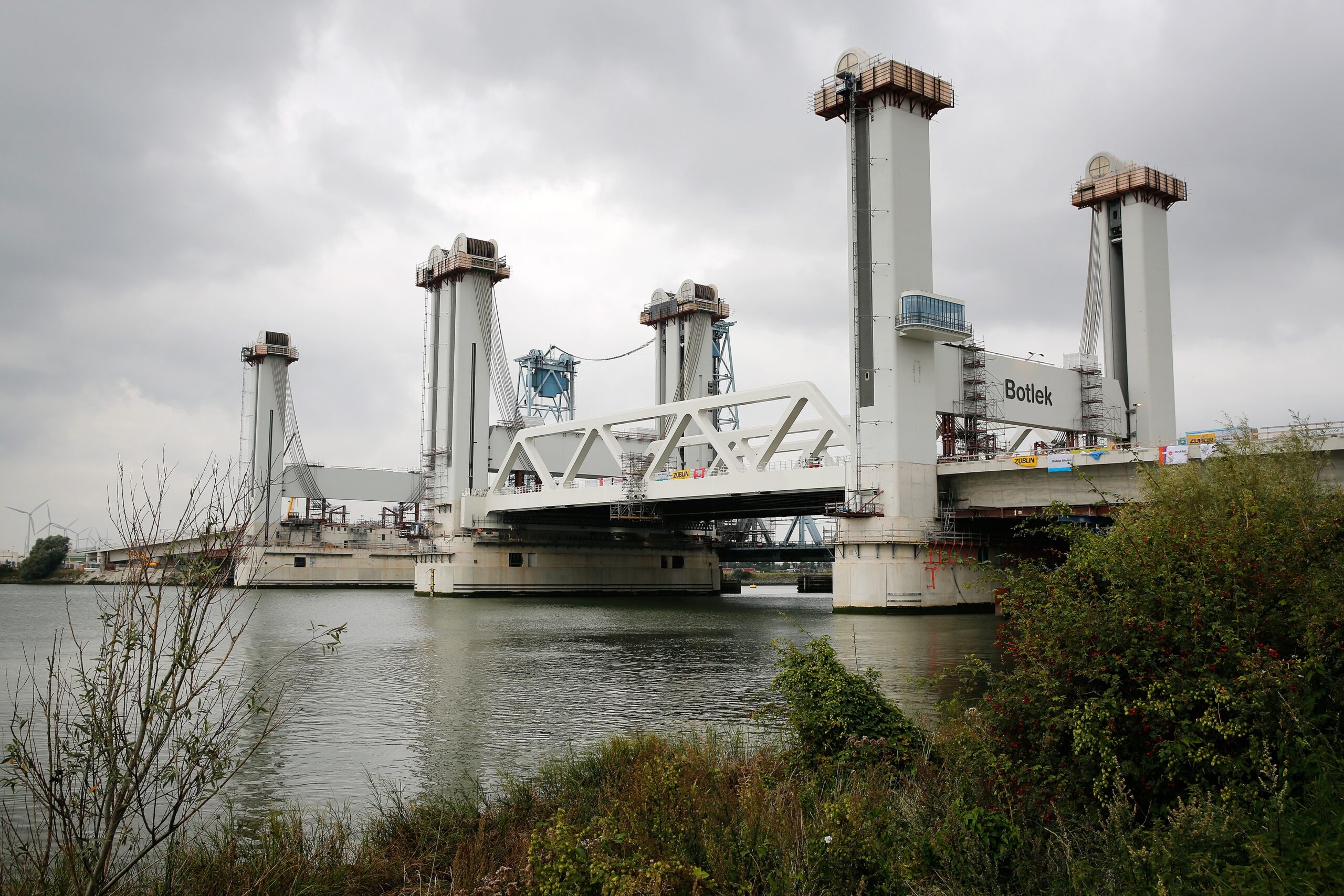 Eerste deel nieuwe Botlekbrug geplaatst