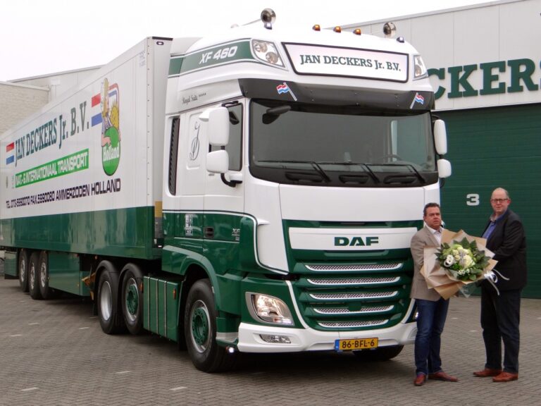 Jan Deckers Jr. met 3 nieuwe DAF XF's