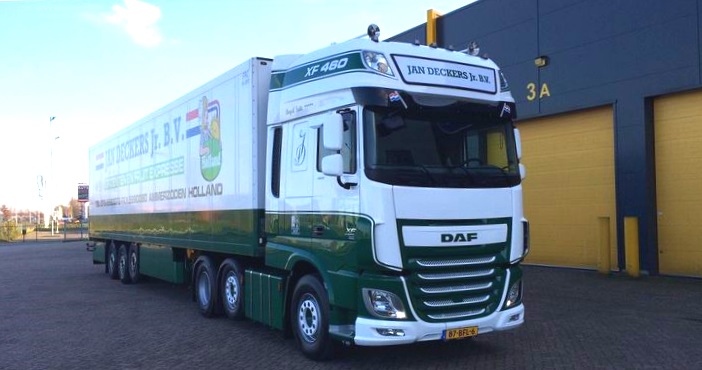 Jan Deckers Jr. met 3 nieuwe DAF XF's