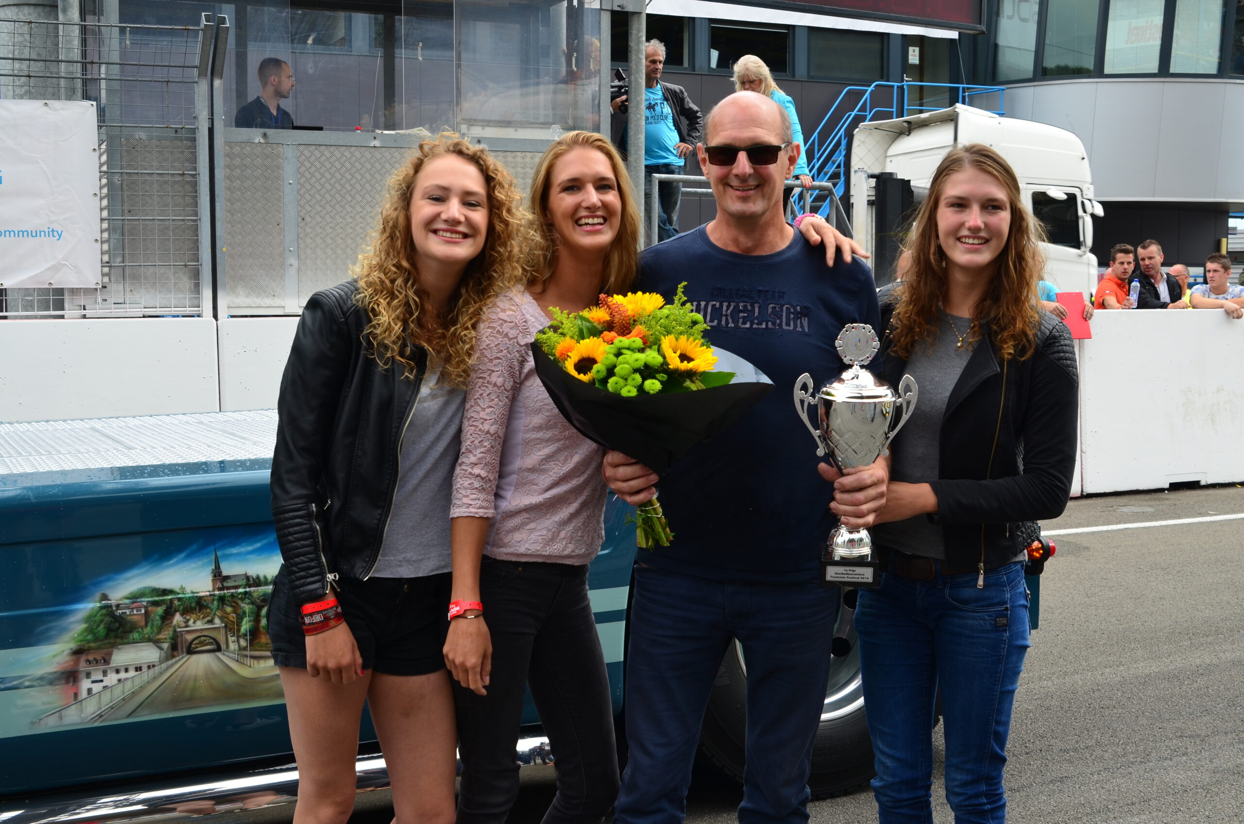 René van der Panne toont trots zijn beker. 