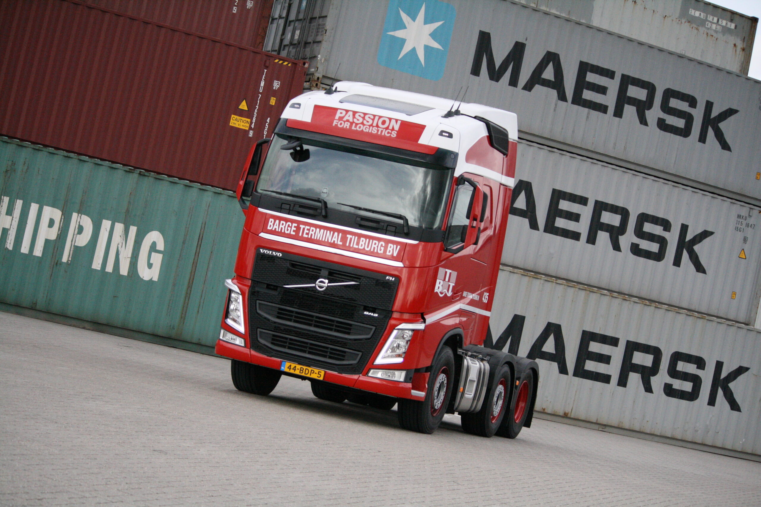 Nieuwe Volvo's Barge Terminal Tilburg