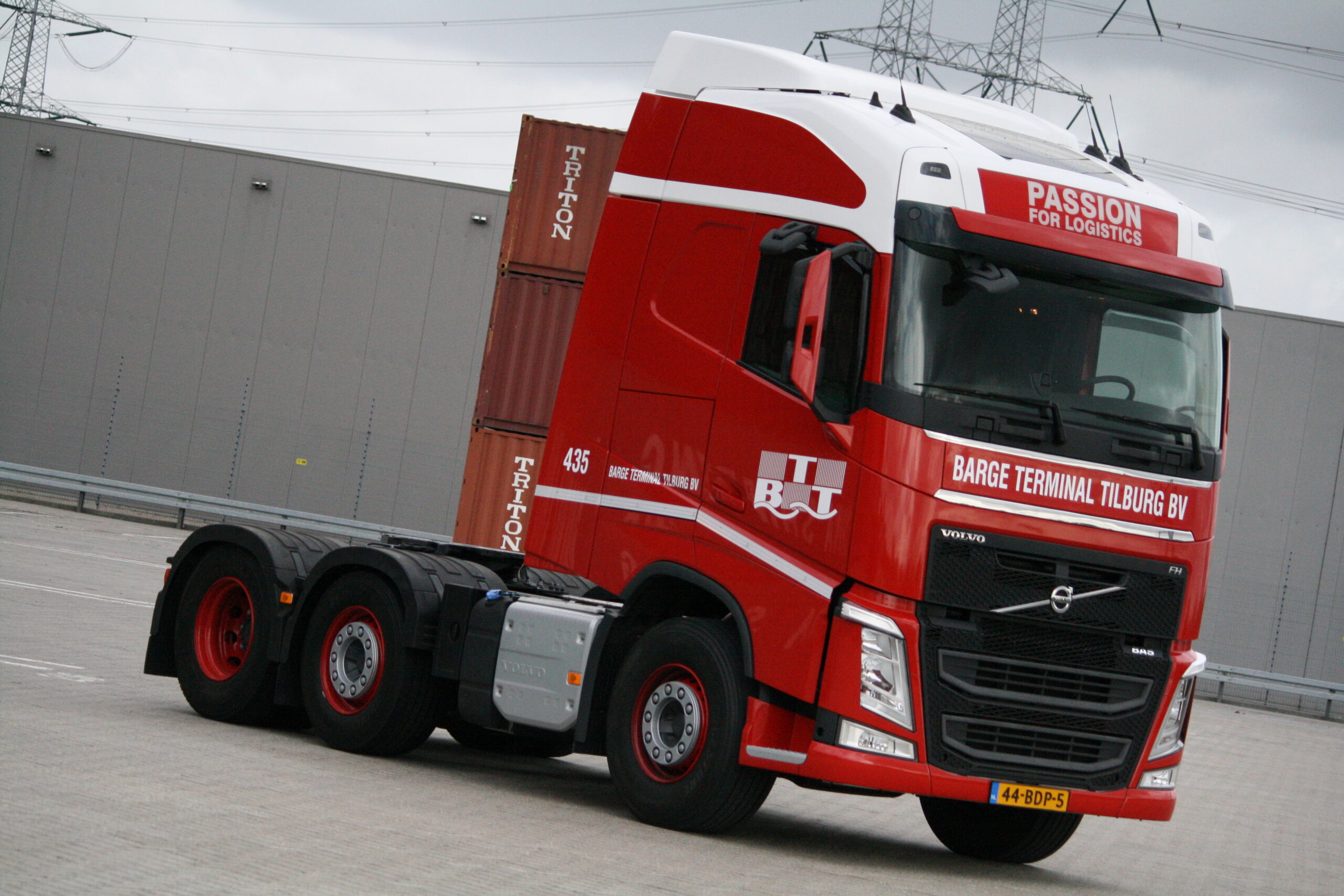 Nieuwe Volvo's Barge Terminal Tilburg