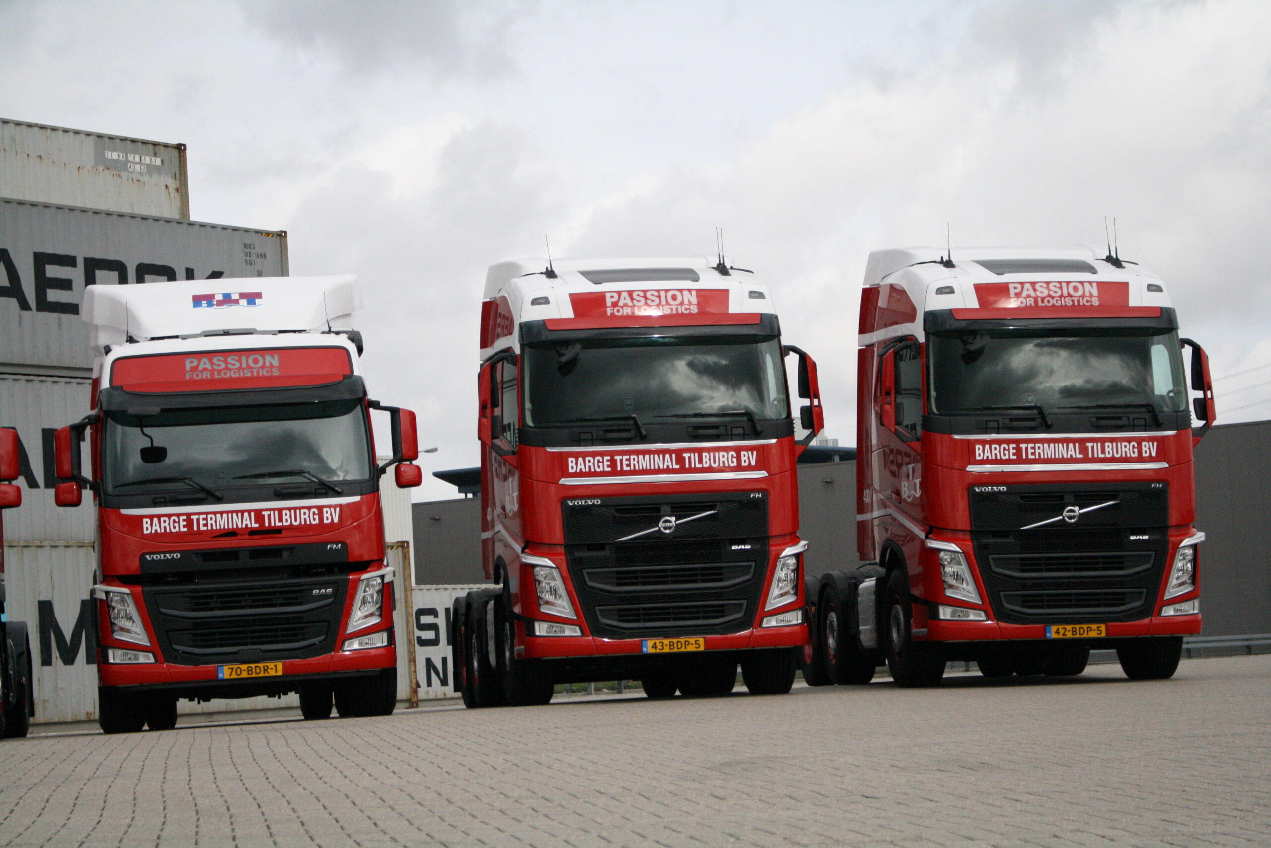 Nieuwe Volvo's Barge Terminal Tilburg